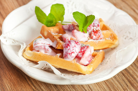 Gofry z truskawkami i miętą