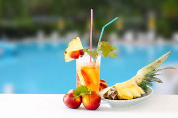 cocktail con frutta fresca a bordo piscina