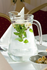 Dzbanek wody z miętą © Magdziak Marcin