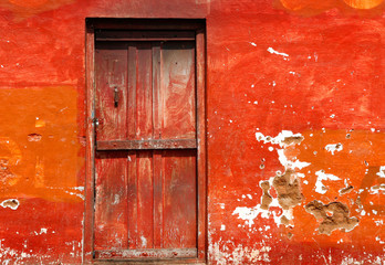 Rote Hausfassade mit Holztür, Indien