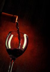 Fototapeta na wymiar Czerwone wino leje
