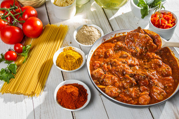 Hot spaghetti with fresh vegetables