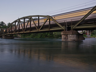 Eisenbahnbrücke mit fahrendem Schnellzug