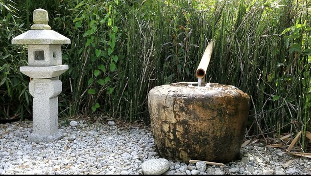 fontaine sur jardin zen