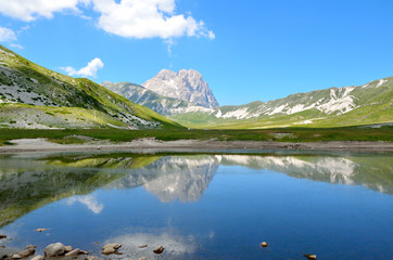 Naklejka premium Mountain lake in Abruzzo
