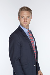 Businessmann schaut in die Kamera