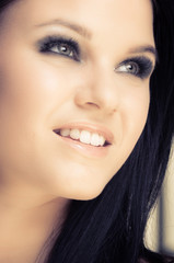 Obraz premium Closeup of a cheerful young woman smiling