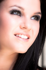 Obraz premium Closeup of a cheerful young woman smiling