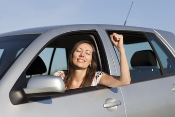 Frau freut sich im Auto