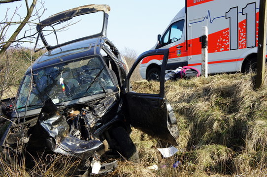 Autowrack und Rettungswagen