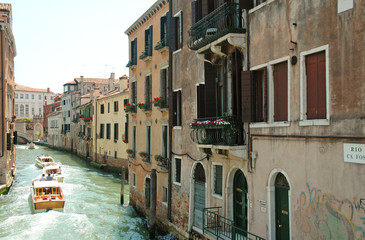 Fototapeta na wymiar Venice Canal z łodzi, Włochy