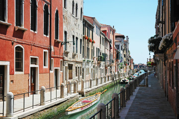 Fototapeta na wymiar Kanał Wenecja z gondolami, Włochy