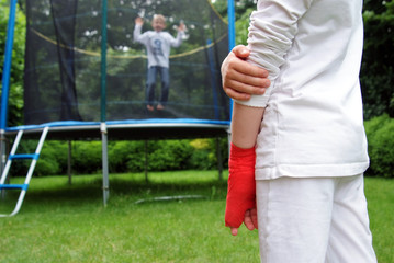Trampolin Unfall Mädchen hat Finger gebrochen