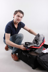 Mann packt seinen Koffer