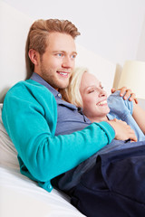 Obraz premium Paar kuschelt in neuer Wohnung