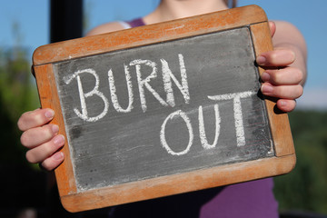 alte Schultafel mit Kreideschrift ‘BURN OUT'
