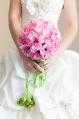 Obraz na płótnie Canvas Bukiet ślubny dla nowożeńców kwiatów na ślub