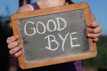 alte Schultafel mit Kreideschrift ‘GOOD BYE'