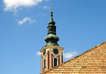 Fototapeta na wymiar Dzwonnica na błękitne niebo w Budapeszcie