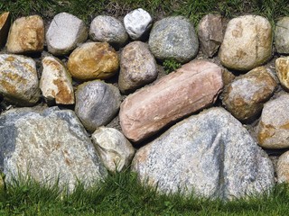 Friesenwall mit rotem Stein, Frisian stone wall
