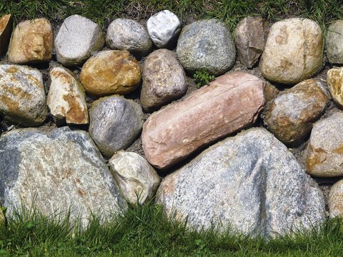 Friesenwall mit rotem Stein, Frisian stone wall