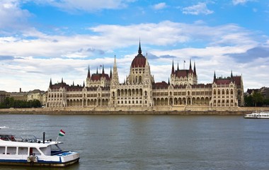 Fototapeta premium Hungarian parliament and the Danube River in Budapest, Hungary