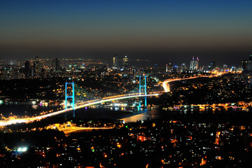 Fototapeta na wymiar Most Bosfor Istanbul w nocy, Turcja