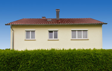Haus hinter der Hecke