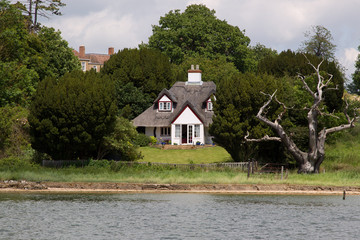 Fototapeta na wymiar Polski Riverside Cottage