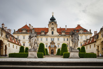 Fototapeta na wymiar Widok z przodu barokowego zamku Valtice
