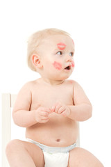 Baby mit Lippenstift Abdücken