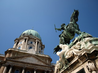 Obraz premium National Széchényi Library and horse monument