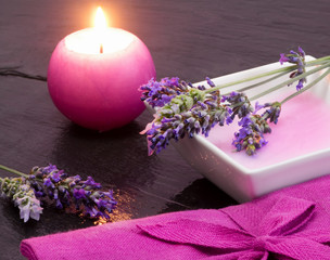 Obraz na płótnie Canvas lavender shampoo with scented candle