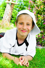 Junge mit Trikot und Basecap
