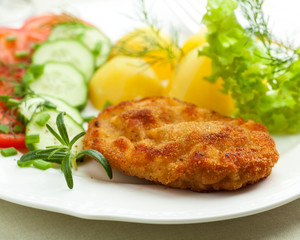 Wiener Schnitzel with potatoes and fresh vegetables