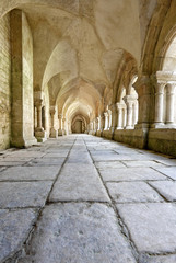 Fototapeta na wymiar Old kolumnadą Klasztor w Abbaye de Fontenay