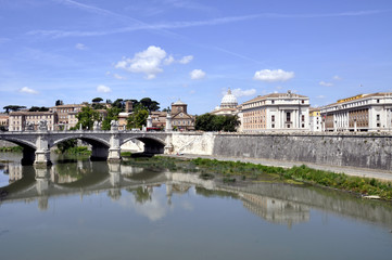 Fototapeta na wymiar Rzym Tiber River Bridge - widok Piotra i Watykan