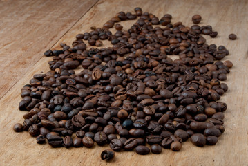 Chicchi di caffè con tazzina
