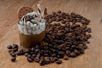 Chicchi di caffè con tazzina