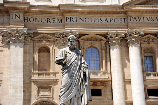 Rom Petrus mit Schl&uuml;ssel vor dem Petersdom