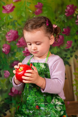 la petite fille et la pomme
