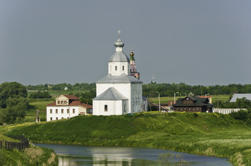 Fototapeta na wymiar Biały Rosyjski Kościół na brzegu rzeki.