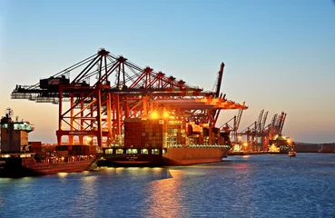 Containerschiff beim beladen © Marco2811