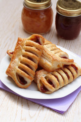 sfogliatine alla marmellata su piatto