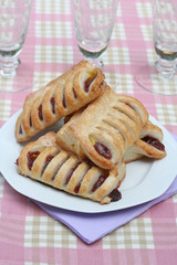 sfogliatine alla marmellata su piatto