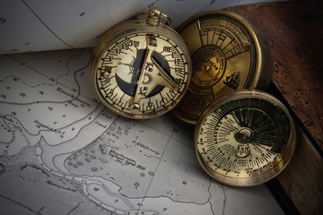 Fototapeta na wymiar Perpetual Calendar i kompas na wykresie nawigacji