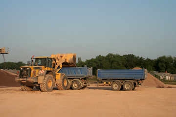 Radlader belädt Lkw