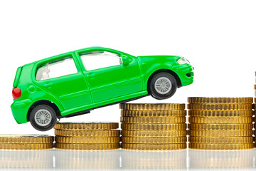 Auto und Münzen. Steigende Autokosten
