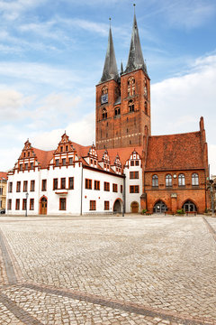 Markt in Stendal mit St. Marien und Rathaus, Deutschland