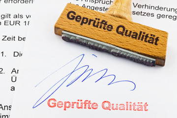 Holzstempel auf Dokument: geprüfte Qualität
